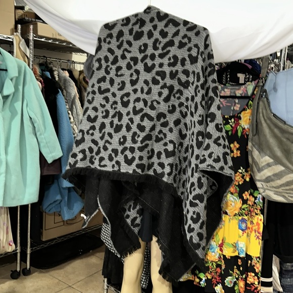 Banana Republic ruana wrap OS reversible - Picture 4 of 14